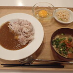 トーコーキッチン - 朝カレー カレー 副菜 豚汁 生卵