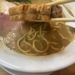 麺堂 やだら - チャーシューは1枚1枚分厚くて食べ応え抜群！写真は豚バラチャーシューです。