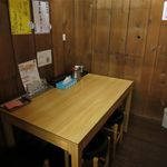 麺処 龍仁 - 個室のようなテーブル席