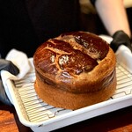 蒼 - そして、このブリオッシュも逸品です！
      外は香ばしく、中はふわふわエアリー。ほんのり効いた塩味が絶妙に食欲を駆り立てます。
      これ、ホールでいける気がする(^^)