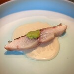 蒼 - 皮目の美味しさ、説明できません(^^)
      この、中国甘酒のソースは、甘さと爽やかさのバランスがいつも本当に絶妙で、縞鯵の美味しさを完璧に引き出してくれる感じがします♪
      大好きですね。