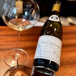 蒼 - ルイ・ラトゥールのコルトン・シャルルマーニュ。
      こちらは、前回からの継続。
      ベッコウ飴のような優しい甘さに、近づき易さを覚えますね。
      ミネラリーで、海老はもちろん、実はブリオッシュにも合ったりします。