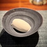 蒼 - こちらも、そんなデザート。
      いつもは赤酒のアイスで、そちらも大好きなんですが、この日は蒼菓がお休みとのことで、そちらで仕入れている稀少な牛乳でアイスクリームに♪
      ひと口で、「美味しい〜！」です(^^)