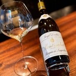 蒼 - ジョセフ・ドルーアンのモンラッシェ。
      言わずと知れたグランクリュですが、中でもドメーヌ拘りの区画マルキ・ド・ラギッシュ。
      「魚の本日の仕立て」には、酸が美しいモンラッシェが適任♪
      複雑で、本当に見事。