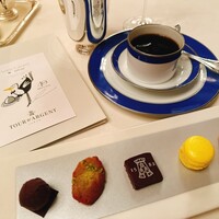 トゥールダルジャン 東京 - 東京店開業40周年記念のポストカードとプティフール