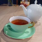 喫茶 nanashian - セットドリンク1：ダージリンキャッスルトン 夏摘みを。華やかな香りが心地よく癒されます。カップ3杯ほど たっぷりでした。
