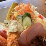 松の家 - オムライス(小) 1,680円 (ハム(2枚)、サラダ、パイナップル)