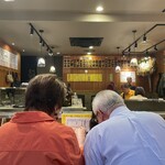 もつ焼き 大統領 - 店内ウェイティング席より