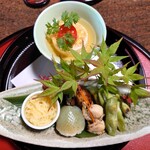 閑祥庵 禅紫 - 八寸(ごま豆腐、はりはりのとびこ和え、イカの手まり寿司、ホタテのうま煮、バイ貝のうま煮、焼き枝豆)