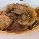 トプカ - インドポークカリーには豚だけではなくて野菜も沢山入ってます。