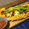 カルシャカ - ①ドネル・ピデ(税込1,600円)
牛肉ケバブ&チーズを包んだ舟形ピザ
手作り感のあるスパイシーなソースが添えられており、それをスプーンで載せながら頂きました