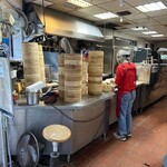 圓山老崔蒸包 - ひたすら包んでました