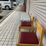 麺屋 夢風 - 椅子に座って順番待ち