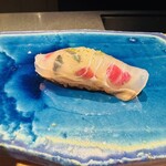 鮨shizuku 西天満 - 透ける絵柄を錦鯉に見立てたヒラメ