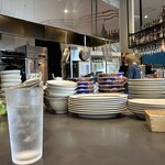 肉グリルノダニク - お皿がカウンターに並べてある。