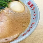 横濱ラーメン あさが家 - 少し赤みがかったスープはわずかに獣感もありました。
