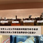 横濱ラーメン あさが家 - 卓上は充実。