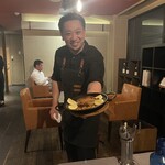 上六ワイン - キンキのパエリアとシェフ