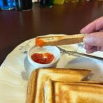 キャプテン - ホットサンドのカリカリに焼かれたパンのミミは添えられたイチゴジャムを付けていただきましたよ。