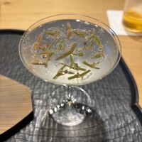 ひがしやま 司 - 新物じゅんさい、三ツ矢サイダー、水、ライム 