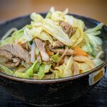 お食事処 じんく屋 - 野菜の山盛り！見た通りキャベツがシャキシャキです。
豚肉の、厚み有る細切れもたっぷりで食べ出がありました。
