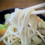 お食事処 じんく屋 - 麺は超モッチリながら、歯切れの良い感じもあります。比較的スープを吸うので、何だか食べても食べても減らない…(・・;)　この感じ他でも経験があり、多分久松製麺だったんだな、と思う。