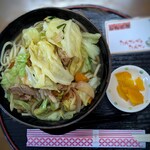 お食事処 じんく屋 - 野菜そばにはお漬け物つき。セルフで片付けられるお店は私的にはありがたい。カードを持ってお会計です。