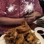 親子パンチ居酒屋店 - 誕生日サービスの手羽先
