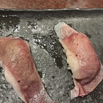 親子パンチ居酒屋店 - 道産ぶりすけ肉寿司2巻