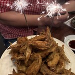 親子パンチ居酒屋店 - 誕生日サービスの手羽先