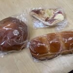 フレッシュ＆ハーフプライス ベーカリー - この日は近くでランチをしたのでその前に此方で朝食用にパンを３つ買って帰りました。