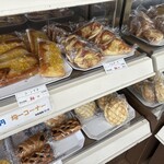 フレッシュ＆ハーフプライス ベーカリー - 此処では工場で作られたパンやお弁当が格安で買えるとあっていつも家族連れで大人気です。