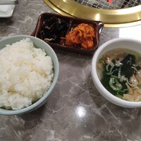 川崎名物 炭火焼肉 食道園 - ライス、漬物、スープ