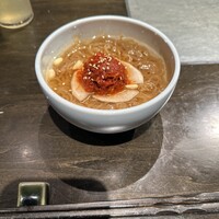 焼肉 ちゃんぷ 吉祥寺店 - 2つに取り分けてもらった黒冷麺　