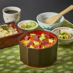 本まぐろとアボカドのバラちらし丼とミニ麺セット