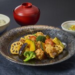 鶏肉とごろっと野菜の黒酢あんかけ定食