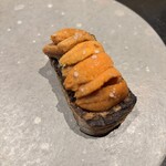 Claro - ピンチョス。トーストの上にウニがたっぷり