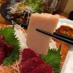 甲州ほうとう 完熟屋 - 馬刺し3種　箸で持っているのが「たてがみ」