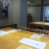 とり田 博多本店 - お店は一階がテーブル席、二階がお座敷になっていて私達の座らせていただいた一階はオープンキッチンになってテキパキと料理が作られるのを見ることができました