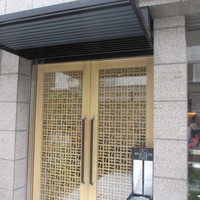 とり田 博多本店 - 暖簾をくぐるとモダンながら重厚な趣のお店の入り口が現れます。
                