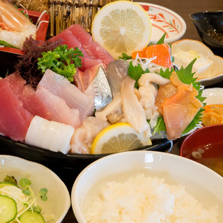 産地にこだわったボリュームたっぷりの海鮮丼