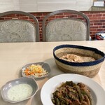 HUJRA HALAL FOOD & RESTAURANT - 全貌