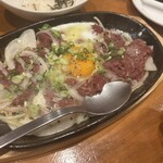 居酒屋鳥のぶ - 月見コンビーフ鉄板焼き（780円）