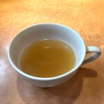 お好み酒家 ん - コンソメスープでほっこりしなながら待ちます。