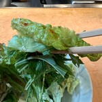 お好み酒家 ん - サラダは瑞々しく酸味のあるドレッシングは清涼感が良い