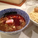 頑者 - ラー博は俺の社員食堂。辛つけめんアブリチャーシュー！  昨日はアレだったけど、今日は魚粉しっかり存在感。今日のつけだれはいつもより辛めだったな。わりと好き。