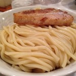 頑者 - 麺とアブリチャーシュー。極太麺は食べ応え十分魅力プリタツ。ラー博でこの極太麺を食べられるのも今月23日まで。厚く大きいアブリチャーシューも上々。