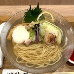 らぁ麺もう利 - 具材は山芋とろろ、水茄子、炙りが入ったレアなホタテ、鶏チャーシュー、穂先メンマ、レッドキャベツの芽、刻み葱、大葉、レモン。