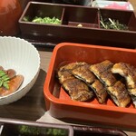 あつた蓬莱軒 本店 - 単品で追加注文した鰻の蒲焼（右）と鰻肝煮（左）