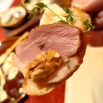 Caetla - 合鴨ローストとチーズをバケットと共に♪
      濃厚な味わいで、合わせたワインともよく合います♡